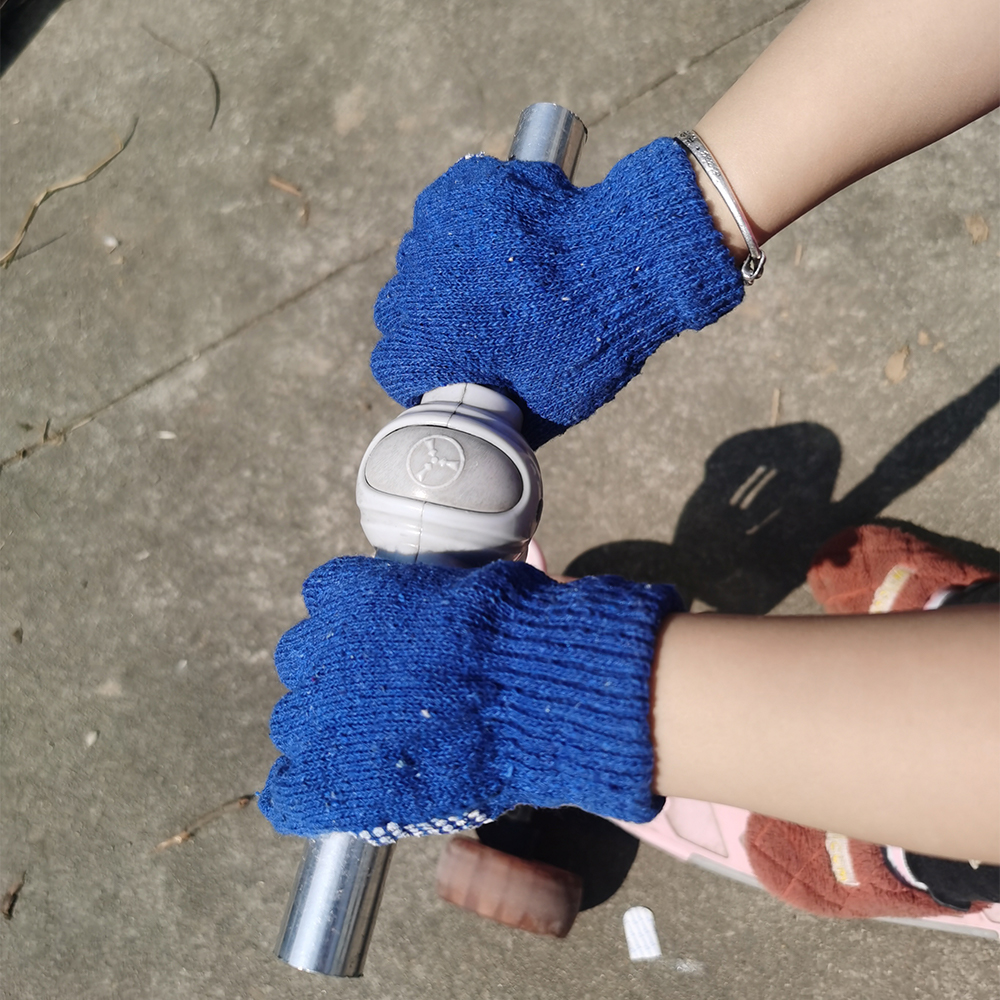 Gestrickte, griffige Handschuhe für Kinder