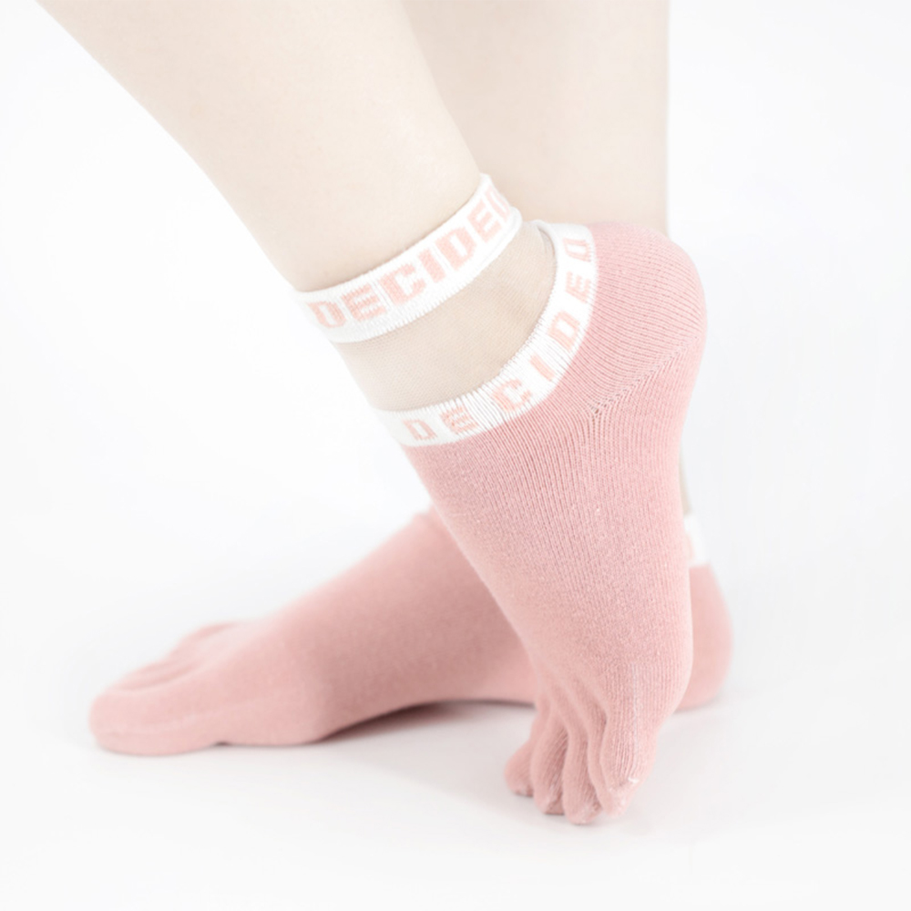 Transparente Socken. Kurze Baumwollsocken mit fünf Zehen