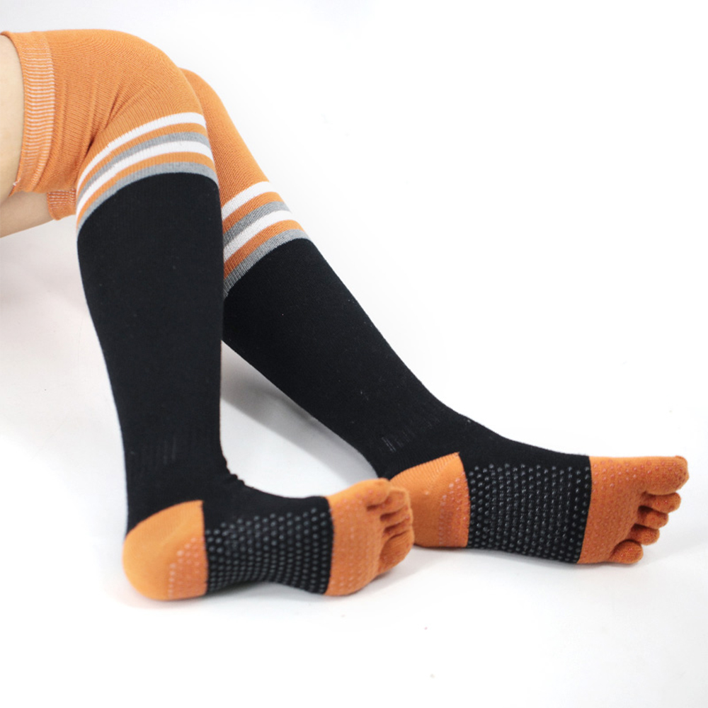 Lange Yoga-Socken über dem Knie